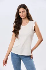 Musculosa blanca con estampado floreado sutil y volados en los hombros, de corte recto.