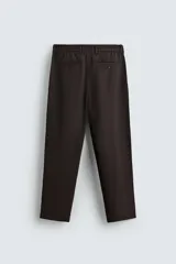 Pantalón de corte recto confeccionado en tejido elástico, con cintura elástica, pliegues frontales, bolsillos laterales y bolsillos traseros de vivo con botón.