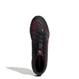 Championes de fútbol Adidas Predator Club TF, diseñados para césped artificial. Presentan un diseño en color negro con detalles en rojo, parte superior sintética texturizada con tecnología Strikeprint para mayor precisión y suela de goma con tapones cortos para tracción.