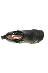 Bota baja de cuero color marrón, estilo botín con elásticos laterales y tira con hebilla metálica ajustable. Cuenta con costuras decorativas pespunteadas y suela de goma con relieve.