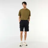 Bermuda negra de piqué de algodón con bolsillos cargo laterales y cordón ajustable en la cintura.