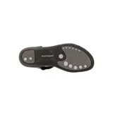 Sandalia de cuero negro con diseño tipo T-strap, cierre de velcro lateral y suela flexible de bajo perfil.