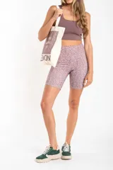 Tote bag de algodón color crudo con estampado frontal en tono malva que incluye el logo de la marca y las palabras fitness, wellness y gym.