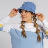 Gorro tipo bucket color azul con bordado blanco en el frente.