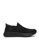 Championes slip-on negros de Umbro, con capellada de tejido flyknit y suela de phylon.