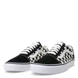 Championes Vans modelo Old Skool, con diseño clásico de tablero de ajedrez en blanco y negro. Confeccionados en una combinación de lona y gamuza, cuentan con la icónica banda lateral blanca, cordones blancos y suela de goma tipo waffle.