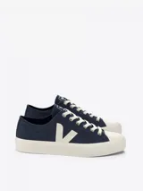 Zapatillas Veja modelo Wata II Low, color azul marino con logo lateral en blanco y suela de goma color crema. Fabricadas con materiales reciclados y algodón orgánico.