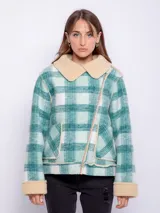 Tapado corto con diseño a cuadros en tonos verde y blanco, con cuello y puños de corderito color beige. Tiene cierre cruzado con cremallera y bolsillos laterales.