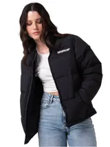 Campera puffer negra de Caterpillar, con diseño acolchado, cierre frontal con cremallera, bolsillos laterales con cierre y puños acanalados. Presenta el logo de la marca estampado en el pecho.