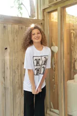 Remera blanca de algodón con estampa frontal dividida en cuatro paneles con fotos de un perro galgo.