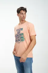 Remera color durazno con estampado azul en el frente con texto.