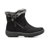 Bota corta de estilo casual color negro, confeccionada en material sintético con acabado mate. Presenta un cuello con forro de piel sintética gris y un cierre lateral decorativo y funcional. Cuenta con una suela de goma robusta con costuras visibles en el borde.