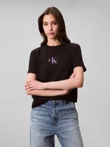 Remera de manga corta Calvin Klein, color negro, con cuello redondo y logo de la marca estampado en el centro del pecho en tonos degradados.