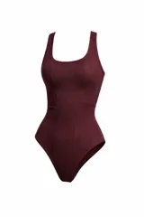 Body de tela acanalada color bordó, con escote redondeado, breteles anchos y costuras estratégicas que definen la silueta. Presenta un diseño cavado en la parte inferior.