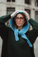 Capucha tejida en lana de color azul vibrante, con textura de punto grueso y diseño envolvente.