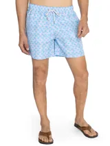 Short de baño celeste con estampado de caballitos de mar rosas. Tiene cintura elástica con cordón ajustable, bolsillos delanteros y traseros, y mosquetón.