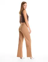 Pantalón de vestir color tostado, de corte wide leg y tiro alto, con pretina elástica ancha y diseño sin cierres.