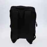 Mochila urbana de diseño minimalista en color negro, con compartimento principal y bolsillo frontal con cierre. Cuenta con manija superior y correas ajustables.