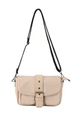 Bandolera urbana color beige, con solapa frontal, cierre de hebilla decorativa, bolsillos externos y correa larga ajustable en color negro.