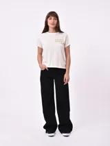 Remera de algodón color verde musgo, con cuello redondo, mangas cortas y estampa frontal con la frase 'thank u, next' en color negro.