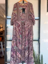 Kimono largo con estampado de cachemir en tonos azul, naranja y rosa. Tiene corte cruzado, mangas anchas y largo hasta los tobillos.