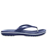 Ojotas Crocband Flip de Crocs, color verde militar con una línea blanca en la entresuela. Diseño ligero con tira superior de TPU y plantilla con textura de masajes.