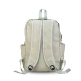 Mochila de gran capacidad color beige, confeccionada en nylon. Cuenta con múltiples compartimentos frontales con cierre y hebillas ajustables, bolsillos laterales y correas acolchadas para mayor comodidad.