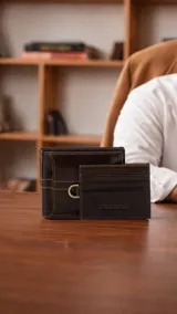 Billetera de cuero color marrón oscuro con pespuntes decorativos. Incluye un tarjetero con visor extraíble, doble compartimento para billetes, múltiples ranuras para tarjetas y bolsillos interiores.