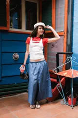 Pantalón de lino color azul, de corte holgado y ancho, con elástico en la cintura y bordado en la parte trasera.