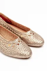 Zapato plano tipo chata, color bronce metalizado, con capellada y forro de cuero vacuno trenzado a mano. Posee un taco bajo de 2,5 cm.