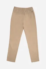 Pantalón jogger color beige, confeccionado en algodón y lino con un tejido diferenciado. Cuenta con cintura elástica con cordón ajustable, bolsillos laterales y traseros, y un logo estampado.