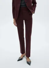 Pantalon de vestir de corte recto y tiro medio, confeccionado en tejido con diseño de raya diplomática. Cuenta con cierre oculto de botón, gancho y cremallera, y bolsillos de ribete en la parte posterior.