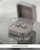 Caravanas de plata 925 con diseño rectangular, decoradas con una hilera central de piedras verdes y bordes con circonias brillantes. Cuentan con cierre tipo omega.