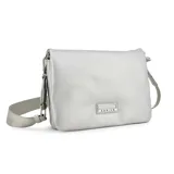 Cartera bandolera negra de cuero sintético, con correa larga ajustable y cierre con solapa.