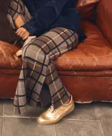 Championes de gamuza color borgoña, beige y naranja con cordones.