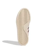 Championes Adidas Grand Court 2.0, color blanco con detalles en lila y estampado floral en las icónicas tres tiras laterales. Presentan un diseño clásico de corte bajo con suela de goma al tono.