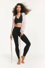 Leggings de yoga negros de tiro alto, confeccionados con tejido funcional SoftMove™ y tecnología Lycra® Sport para un efecto segunda piel y mayor elasticidad. Incorporan DryMove™ para absorber el sudor. Cuentan con cintura ancha plegable y un bolsillo pequeño lateral.