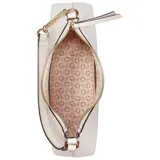 Cartera tipo hobo de la marca Guess, color beige, con diseño asimétrico, cierre superior y correa combinada de cuero sintético y cadena metálica dorada. Incluye logo triangular metálico en el frente.