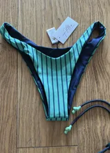 Bikini semivedetina reversible con estampado a rayas color verde agua y azul marino.