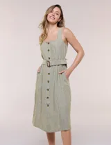 Vestido midi abotonado verde melange, con escote recto, tirantes anchos y falda de calce recto con vuelo sutil. Tiene abotonadura frontal completa con botones estilo carey, cinto textil con hebilla para ajustar la cintura y bolsillos laterales.