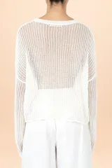 Suéter de punto calado en tono marfil, con diseño corto y holgado, cuello redondo y mangas largas.