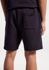 Bermuda de algodón color azul marino, con cintura elástica y cordón ajustable. Diseño de corte recto y estilo casual.
