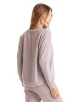 Conjunto de dos piezas compuesto por un buzo de cuello redondo con pespunte central y un pantalón tipo jogger con cintura elástica, lazo de ajuste y pespunte en las piernas. Confeccionado en tejido de tacto suave.