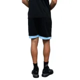 Short deportivo Umbro de color negro con detalles en celeste en el ruedo. Cuenta con el logo de la marca bordado en la pierna izquierda.
