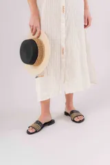 Sandalias negras con tira ancha de rafia color crudo.