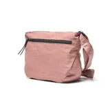 Bandolera grande color rosado confeccionada en textil nylon con acabado exterior con textura crinkle. Cuenta con cierre doble frontal, compartimento interior, herrajes de metal negro mate y correa ajustable y desmontable. Presenta un aplique rectangular negro con el logo de la marca grabado en el frente.