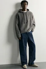 Jersey de punto con capucha ajustable, manga larga y corte regular fit, confeccionado en hilatura con lana.
