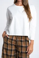 Remera de manga larga con cuello redondo, confeccionada en algodón con elastano. Presenta un corte al cuerpo y diseño básico y versátil.