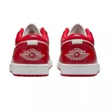 Championes Nike Air Jordan 1 Low, modelo clásico de corte bajo en color blanco y rojo, confeccionados en cuero sintético, con el icónico logo de las alas en el talón y el swoosh lateral en contraste.
