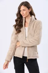 Campera de sherpa color beige con cierre frontal, cuello alto y bolsillos laterales con detalles en cuero sintético.